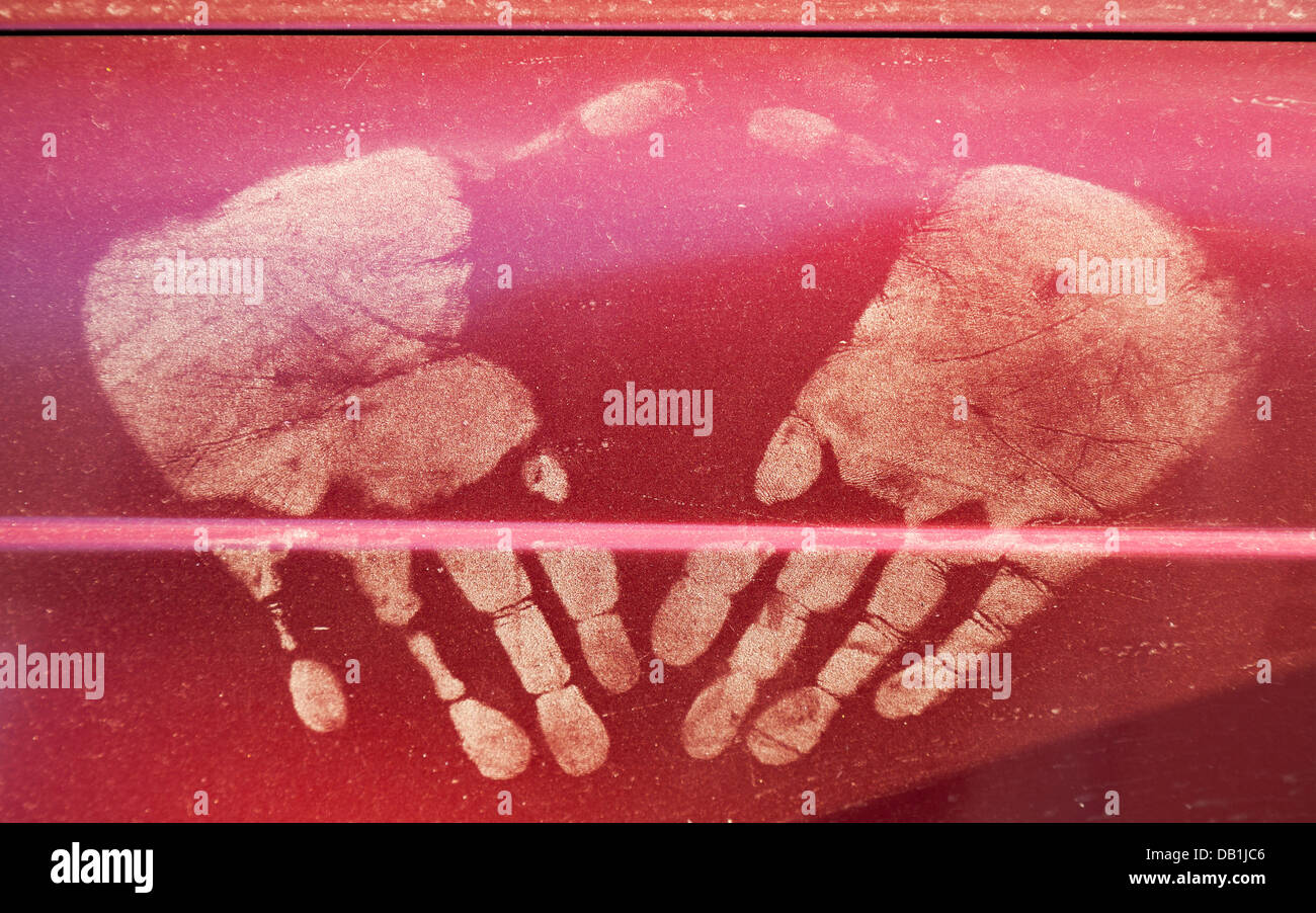 Schmutzige Hand druckt auf rotes Autotür Stockfoto