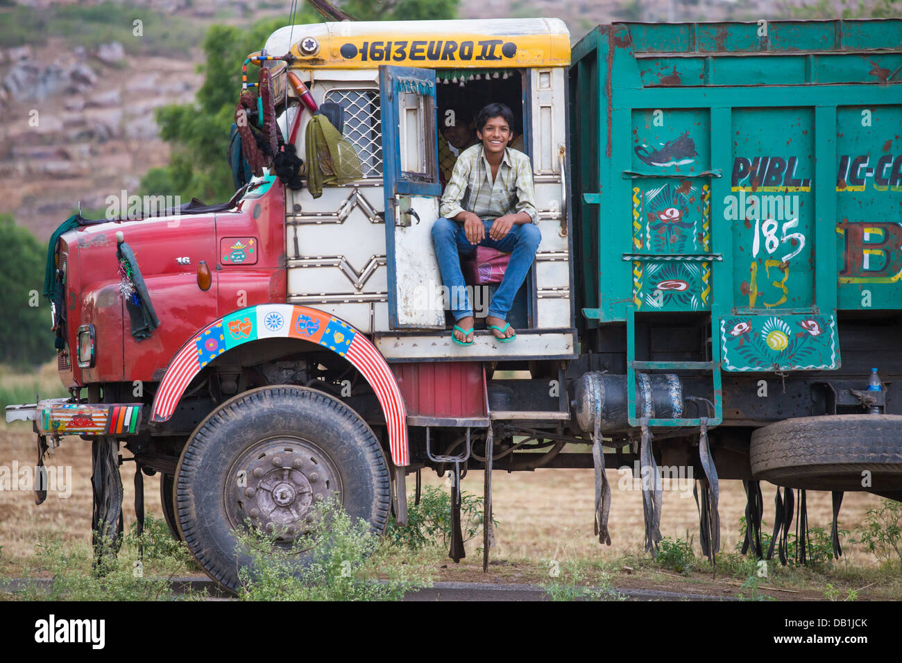 Indischer Junge in einem großen LKW in der Nähe von Delhi, Indien Stockfoto