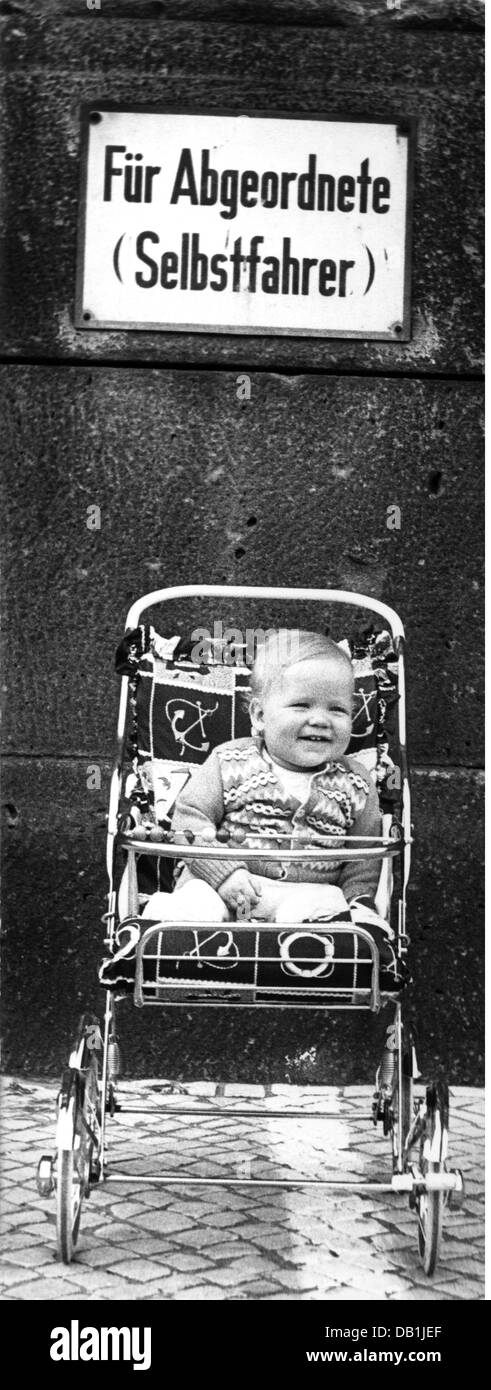 Personen, Kinder, Kinderwagen / Schubkarren, Baby auf Montageplatz, Rathaus Schöneberg, Berlin, 1965, Zusatz-Rechte-Clearences-nicht vorhanden Stockfoto