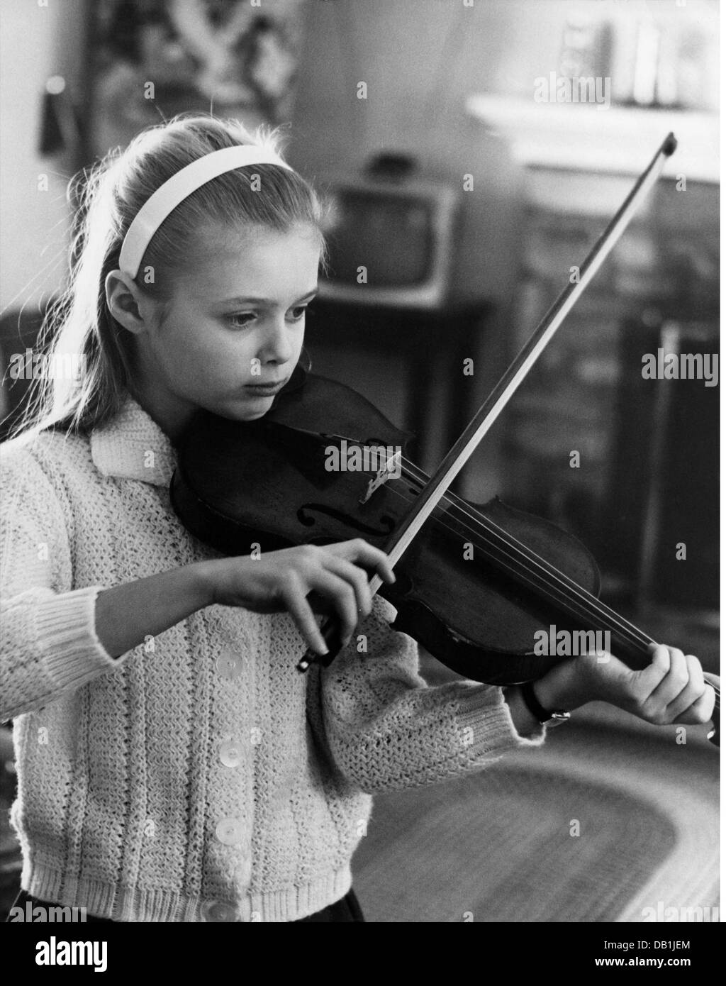 Musik, Instrumente, Streichinstrument, Mädchen spielen Violine, 1950er Jahre, Zusatz-Rechte-Clearenzen-nicht vorhanden Stockfoto