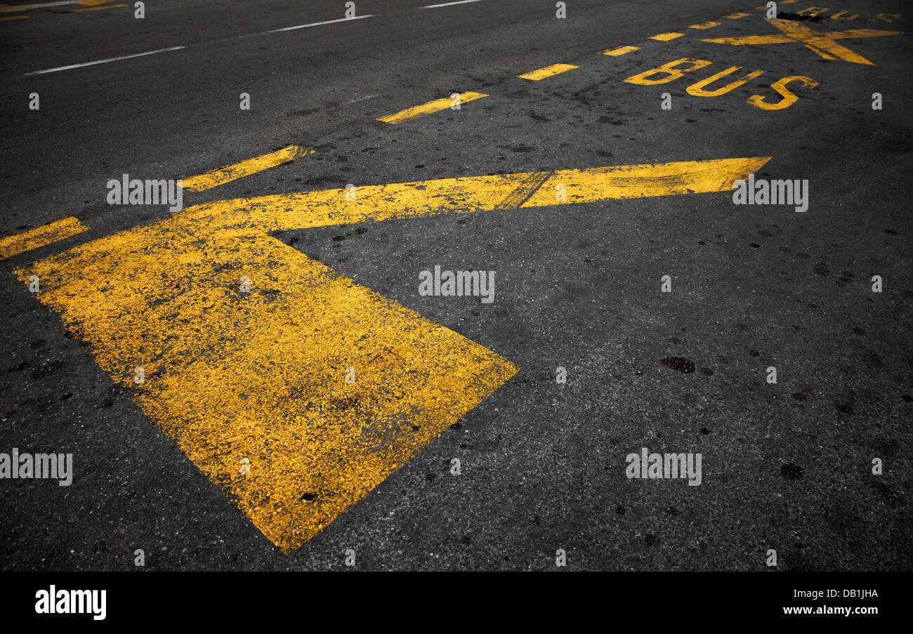 Gelbe Markierung auf dunklem Asphaltstraße Bushaltestelle Stockfoto