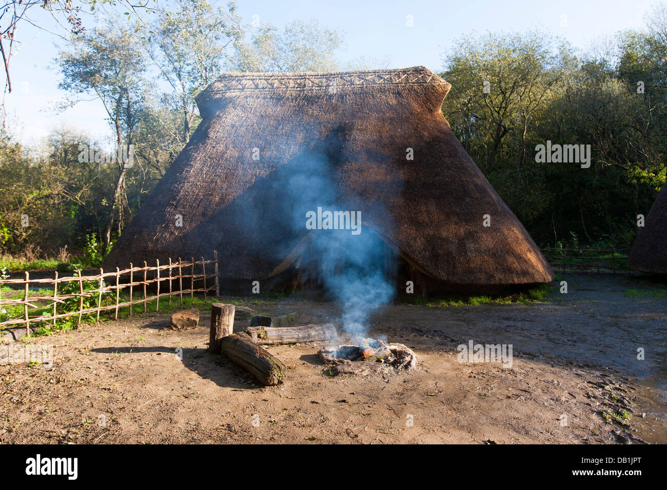 Ein Steinzeit-Wohnung umgebaut in The Irish National Heritage Park in Graf  Wexford, Irland Stockfotografie - Alamy