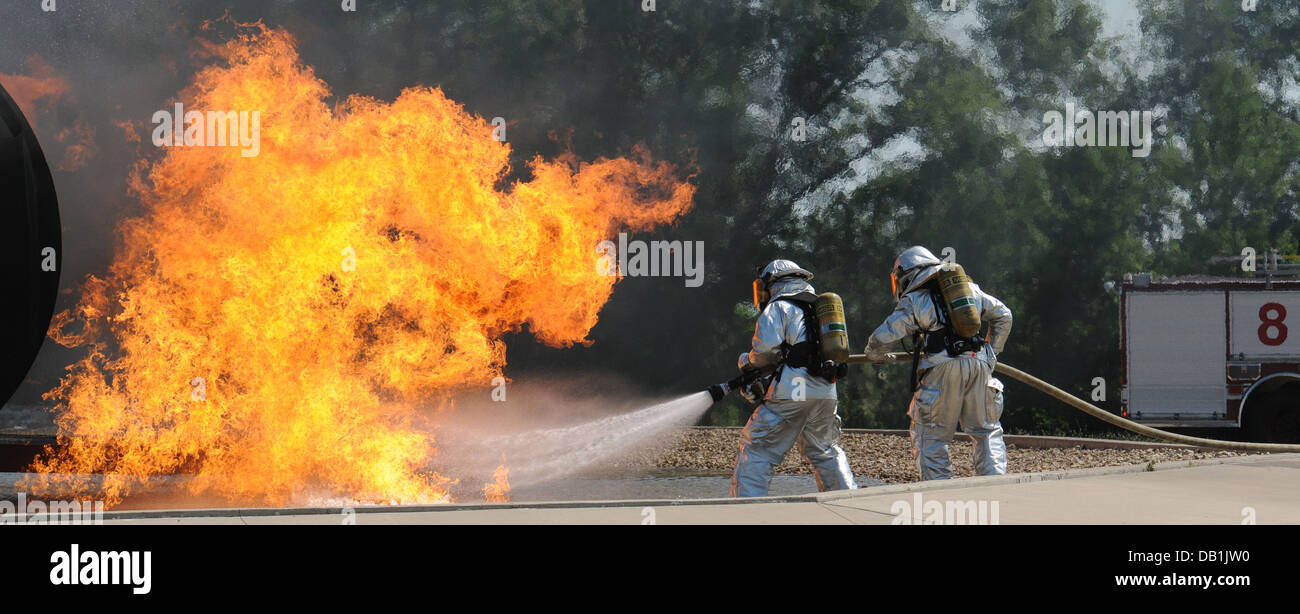 Senior Airman Larry Thompson und Flieger 1. Klasse Nathan Smalkoski Schlacht ein Flugzeug Feuer während einer Übung im Volk Field, Wisconsin, USA, Juli 17. Das Training war Teil des Patriot ausüben 2013 eine Nationalgarde inländischen Antwort-Übung, die beide enthalten Stockfoto