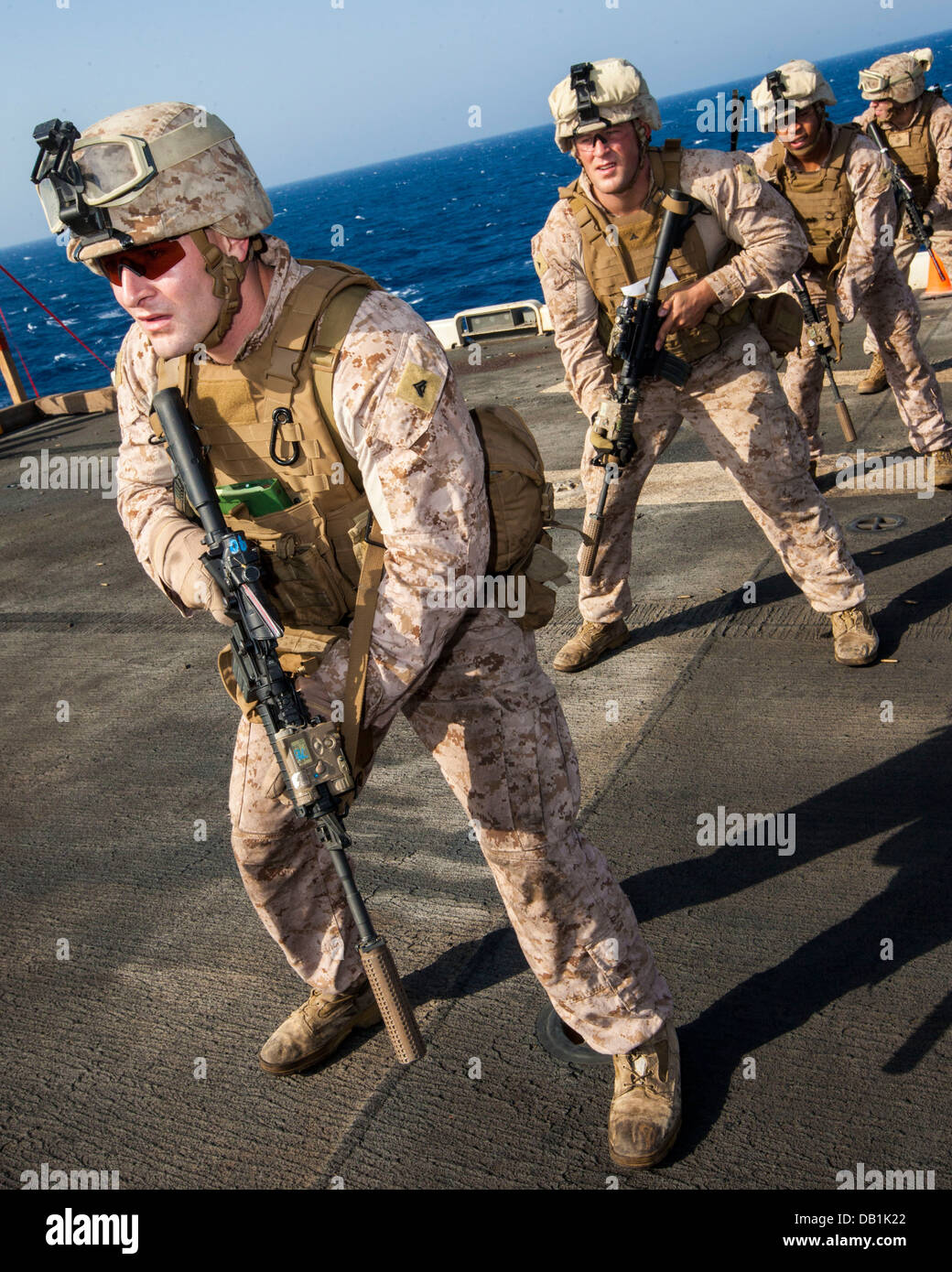 US-Marines zugewiesen Scout Sniper Platoon, Battalion Landing Team 3/2, 26. Marine Expeditionary Unit (MEU), führen eine M4 Carbine-live-Feuer-Übung auf dem Flugdeck der USS Kearsarge, am Meer, 18. Juli 2013. Die 26. MEU ist ein Marine Air-Ground-T Stockfoto