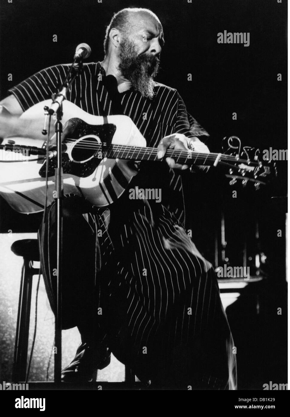 Havens, Richie, 21.1.1941 - 22.4.2013, US-amerikanischer Musiker (Folkmusik), Sänger, halbe Länge, während der Bühnenaufführung, Montreux, 1996, Stockfoto