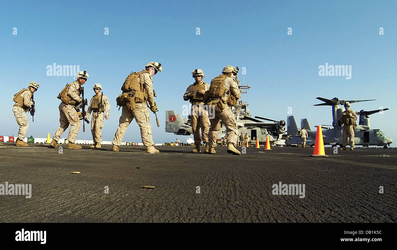 US-Marines zugewiesen Scout Sniper Platoon, Battalion Landing Team 3/2, 26. Marine Expeditionary Unit (MEU), führen eine M4 Carbine-live-Feuer-Übung auf dem Flugdeck der USS Kearsarge, am Meer, 18. Juli 2013. Die 26. MEU ist ein Marine Air-Ground-T Stockfoto