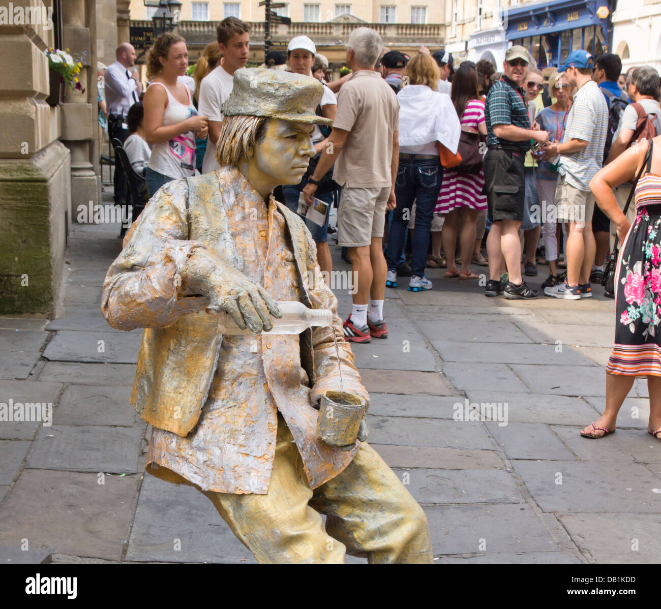 Gaukler oder Busker in Bath England Großbritannien. Eine sehr clevere lebende Statue im Rathaushof Abtei. Stockfoto