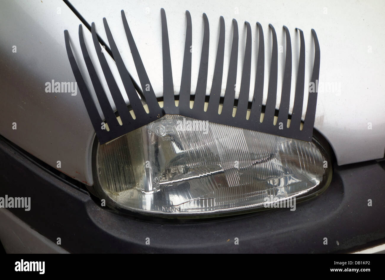 "Wimpern" Witz ausgestattet, Autoscheinwerfer, London Stockfoto