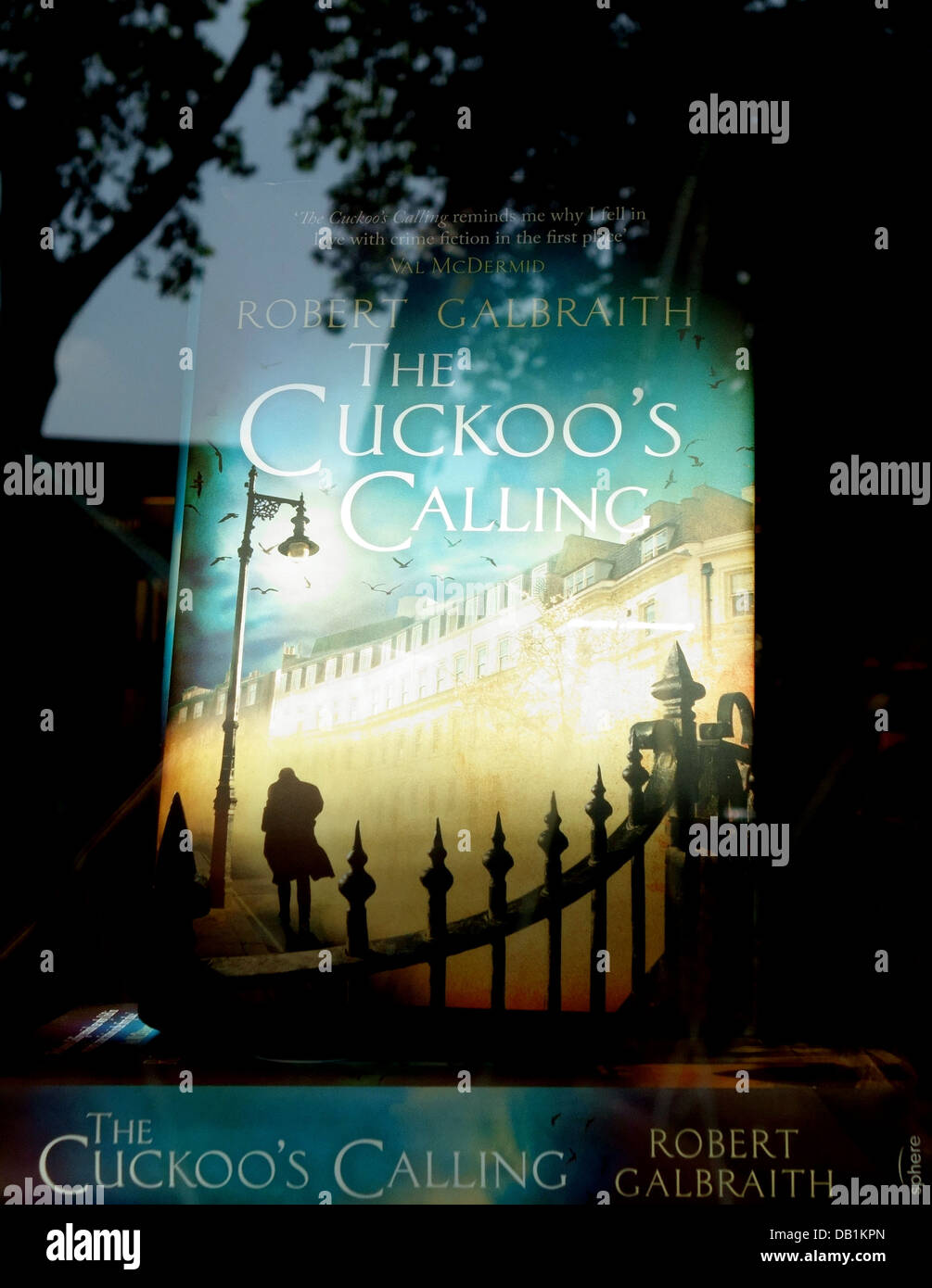 Des Kuckucks ruft von Robert Galbraith (J. K. Rowling) in London Buchladen Stockfoto