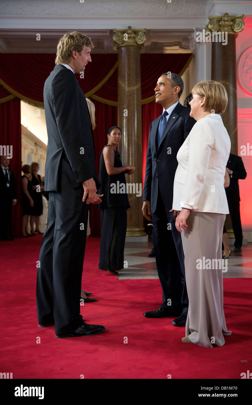US-Präsident Barack Obama und Bundeskanzlerin Angela Merkel mit Dallas Mavericks Basketball-Spieler Dirk Nowitzki vor dem Mittagessen im Schloss Charlottenburg 19. Juni 2013 in Berlin, Deutschland zu sprechen. Stockfoto