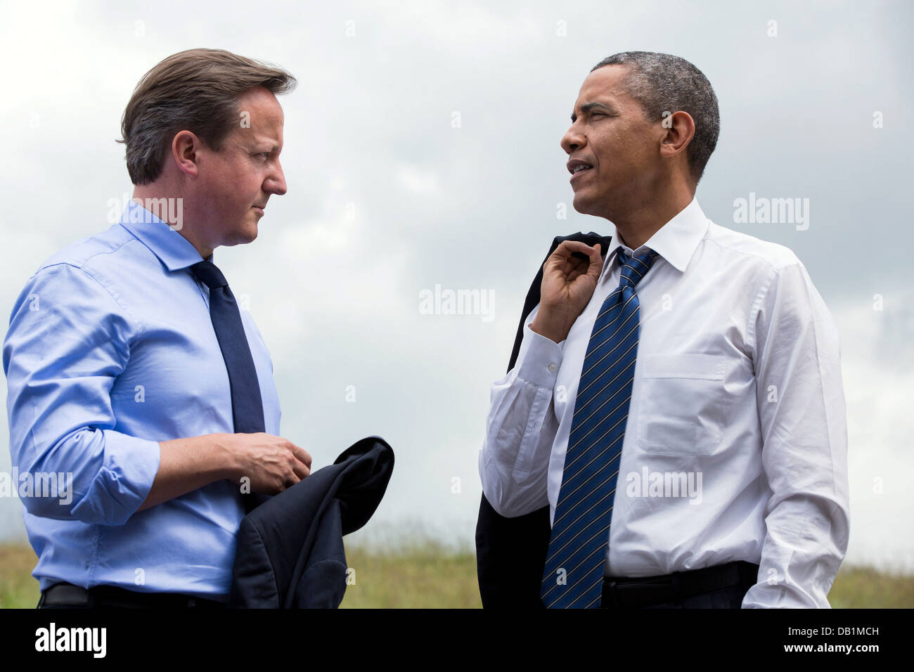 US-Präsident Barack Obama und der britische Premierminister David Cameron sprechen während einer Pause auf dem G8-Gipfel im Lough Erne Resort 17. Juni 2013 in Enniskillen, Nordirland. Stockfoto