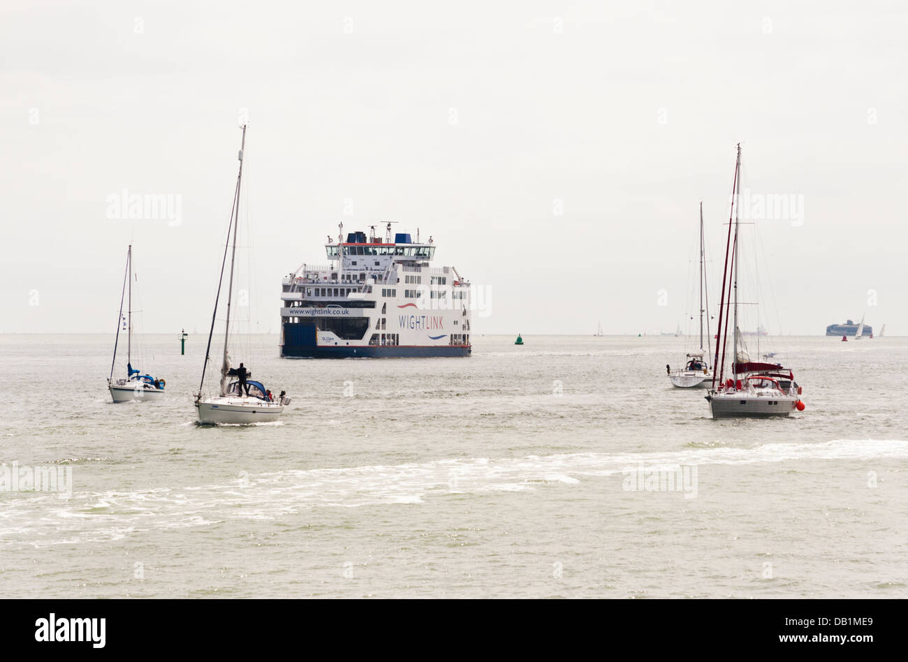 Eine Fähre Isle Of Wight und Segelboote übergeben im Hafen von Portsmouth, UK. Stockfoto