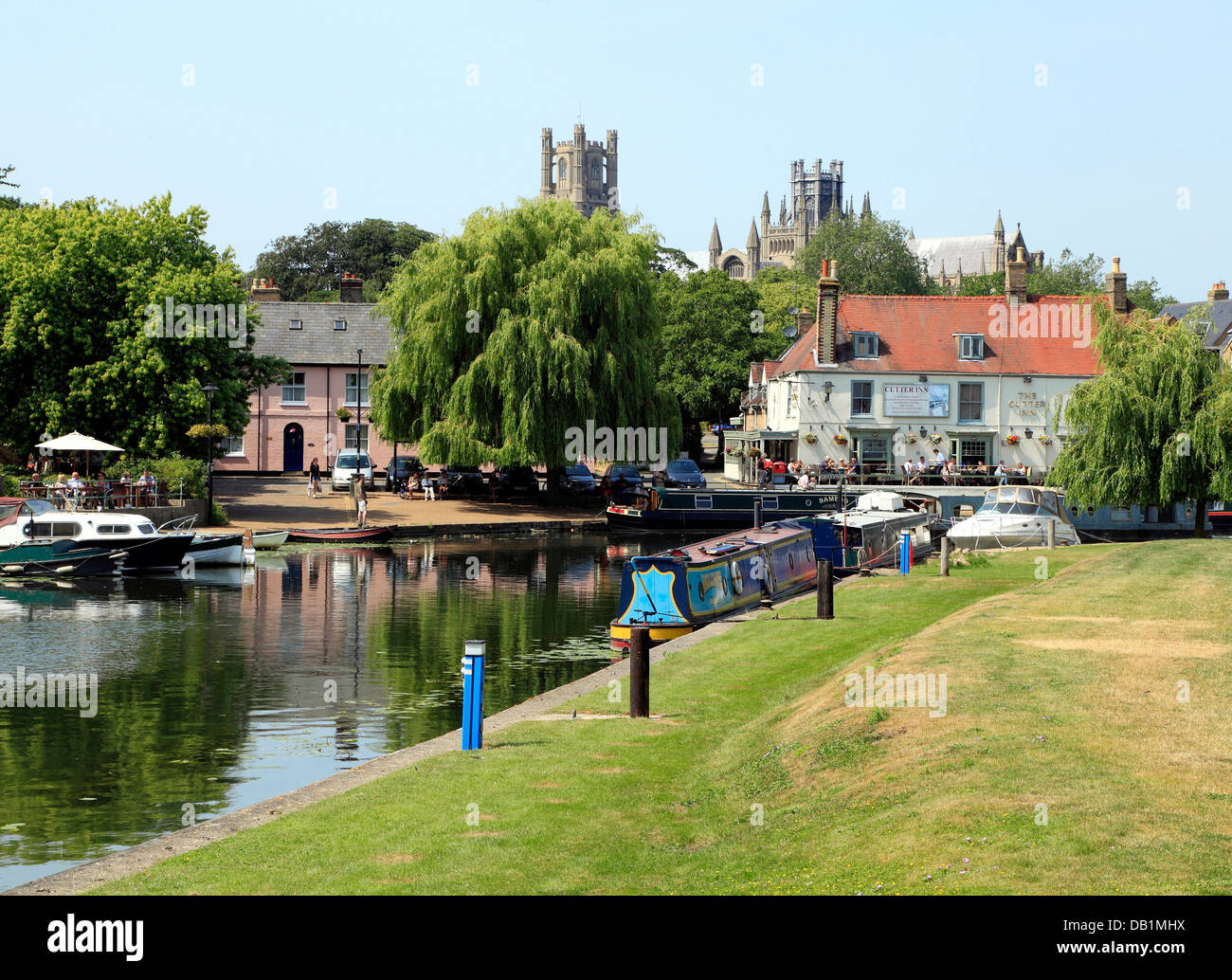 Ely Cathedral, Fluss Ouse und Cutter Inn, Kähne und Boote, englische Flüsse am Flussufer Kneipen Gaststätten Pub, Cambridgeshire England UK Stockfoto