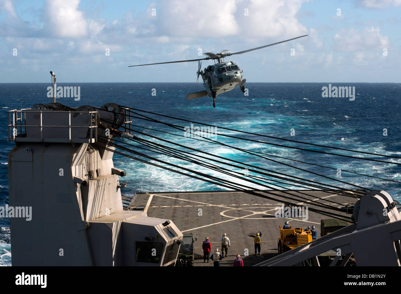 Ein MH-60 Seahawk Hubschrauber zugewiesen, die Insel Ritter der Hubschrauber Meer bekämpfen Squadron (HSC) 25 führt eine vertikale Nachschub mit Dock Landungsschiff USS Germantown (LSD-42). Germantown ist auf Streife mit der Bonhomme Richard Expeditionary Strike Stockfoto