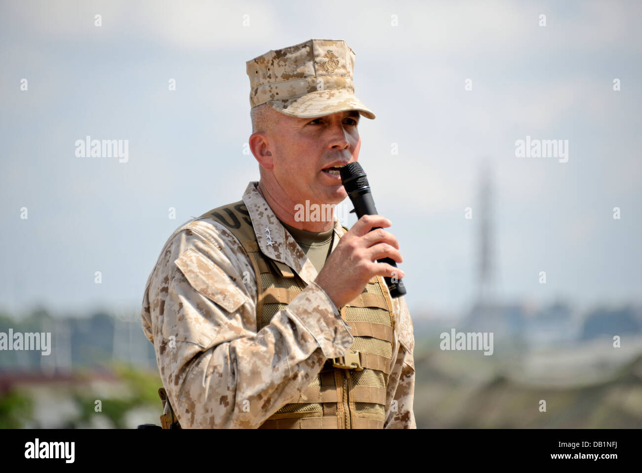 Generalleutnant John E. Wissler spricht das Publikum nach dem III. Marine Expeditionary Force Regierungswechsel Befehl Zeremonie 19 Juli Stockfoto