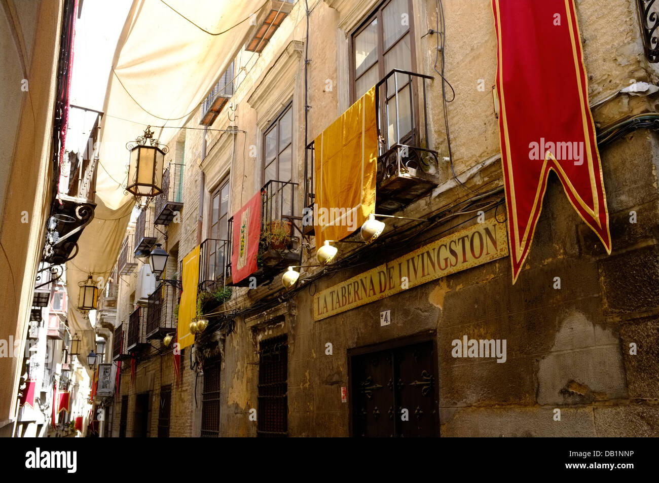 Blick auf die oberen Stockwerke einer engen Straße in Toledo, Kastilien-La Mancha. Spanien Stockfoto