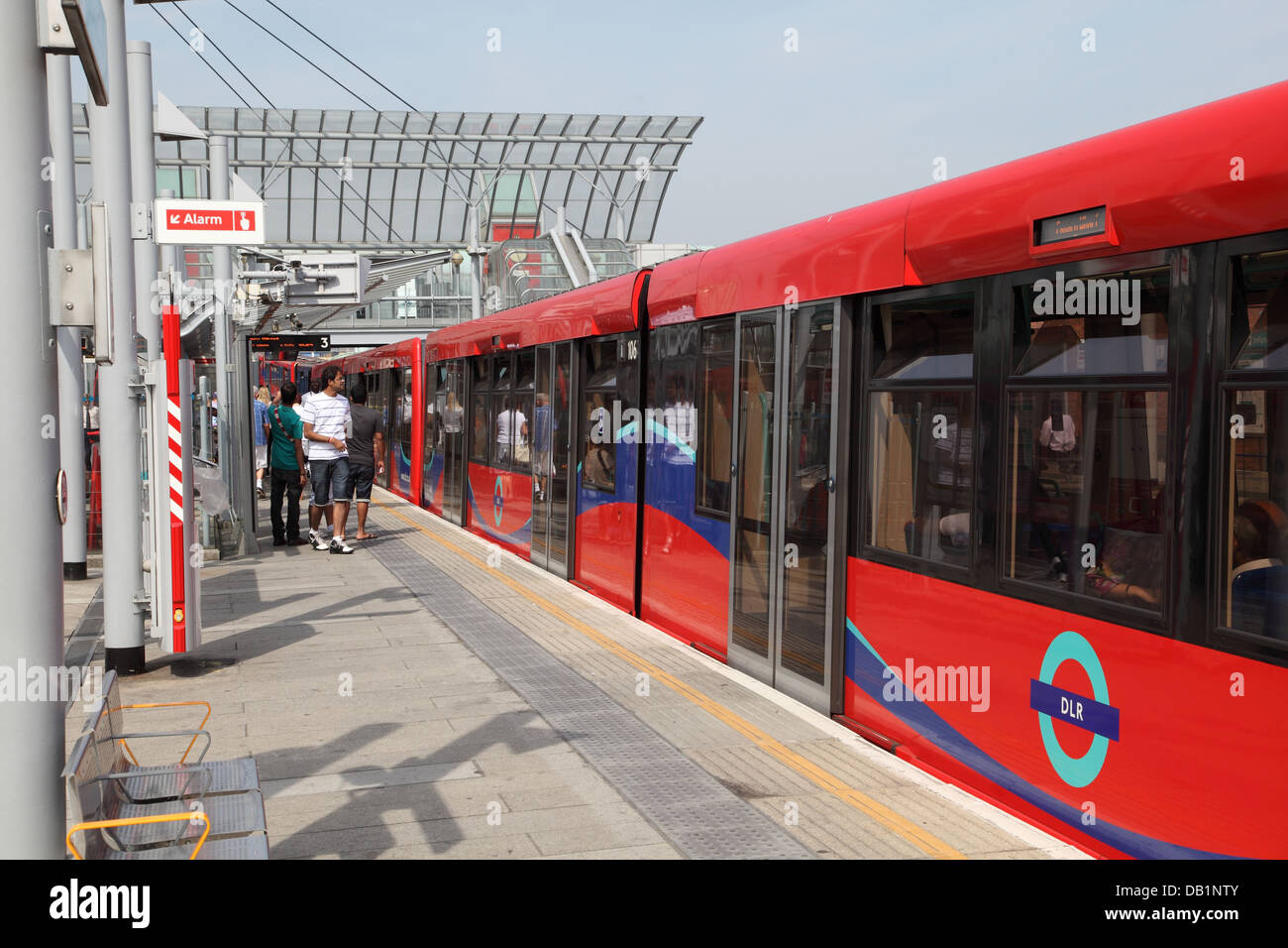 Ein London Docklands Light Railway Zug kommt in Poplar Station Stockfoto