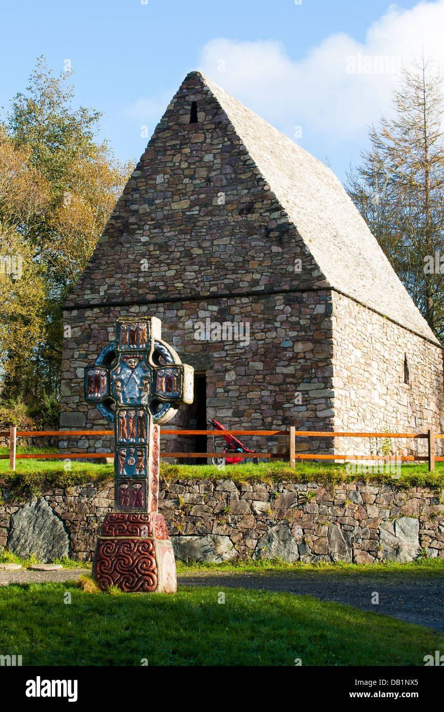 Ein christliches Kloster mit einem keltischen hohe Kreuz in der Irish