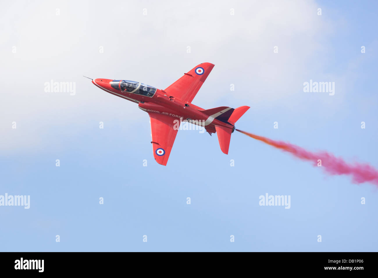 Einzelne RAF Red Arrow Hawk anzeigen mit Rauch. Stockfoto