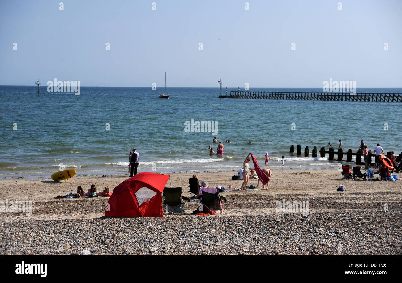 Littlehampton UK - Menschen am Littlehampton Strand und am Meer Stockfoto