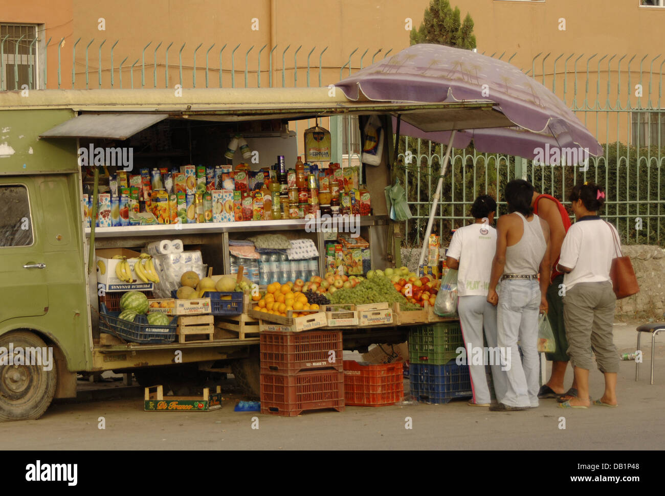 Albanien. Tirana. Gemüse auf der Straße zu verkaufen. Stockfoto