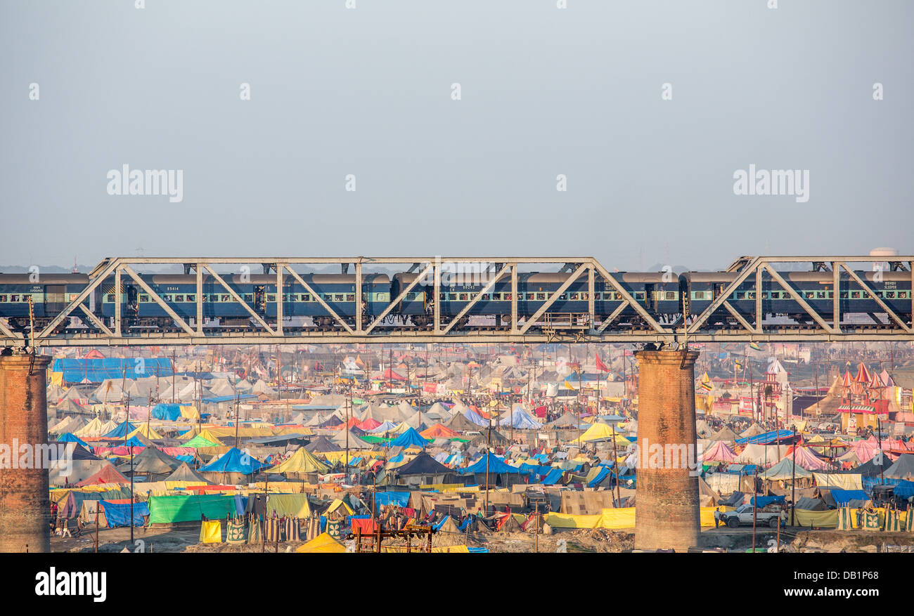 Zug auf einer Brücke über die Kumbh Mela, Allahabad, Indien Stockfoto