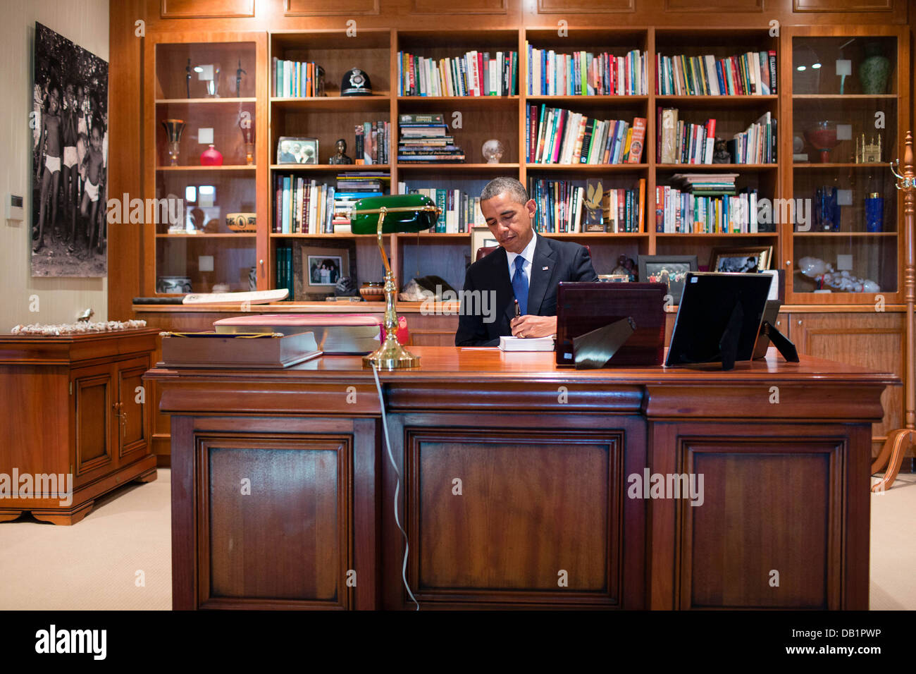 US-Präsident Barack Obama unterzeichnet eine Kopie des ehemaligen südafrikanischen Präsidenten Nelson Mandela Buch "Gespräche mit mir selbst" während des Besuchs Mandelas Büro an der Nelson Mandela Centre of Memory 29. Juni 2013 in Johannesburg, Südafrika. Präsident Obama schrieb: Es ist eine Ehre, dieses zu besuchen, inspirierende Institution, das hilft, Madiba Vision von Frieden und Gerechtigkeit zu verbreiten! Barack Obama 29. Juni 2013. Stockfoto