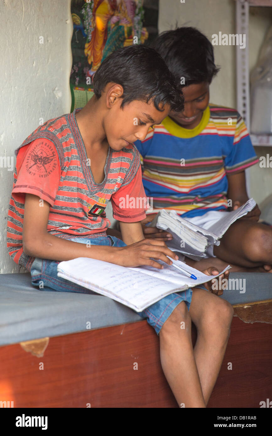 Jungen, die Hausaufgaben in Neu-Delhi, Indien Stockfoto