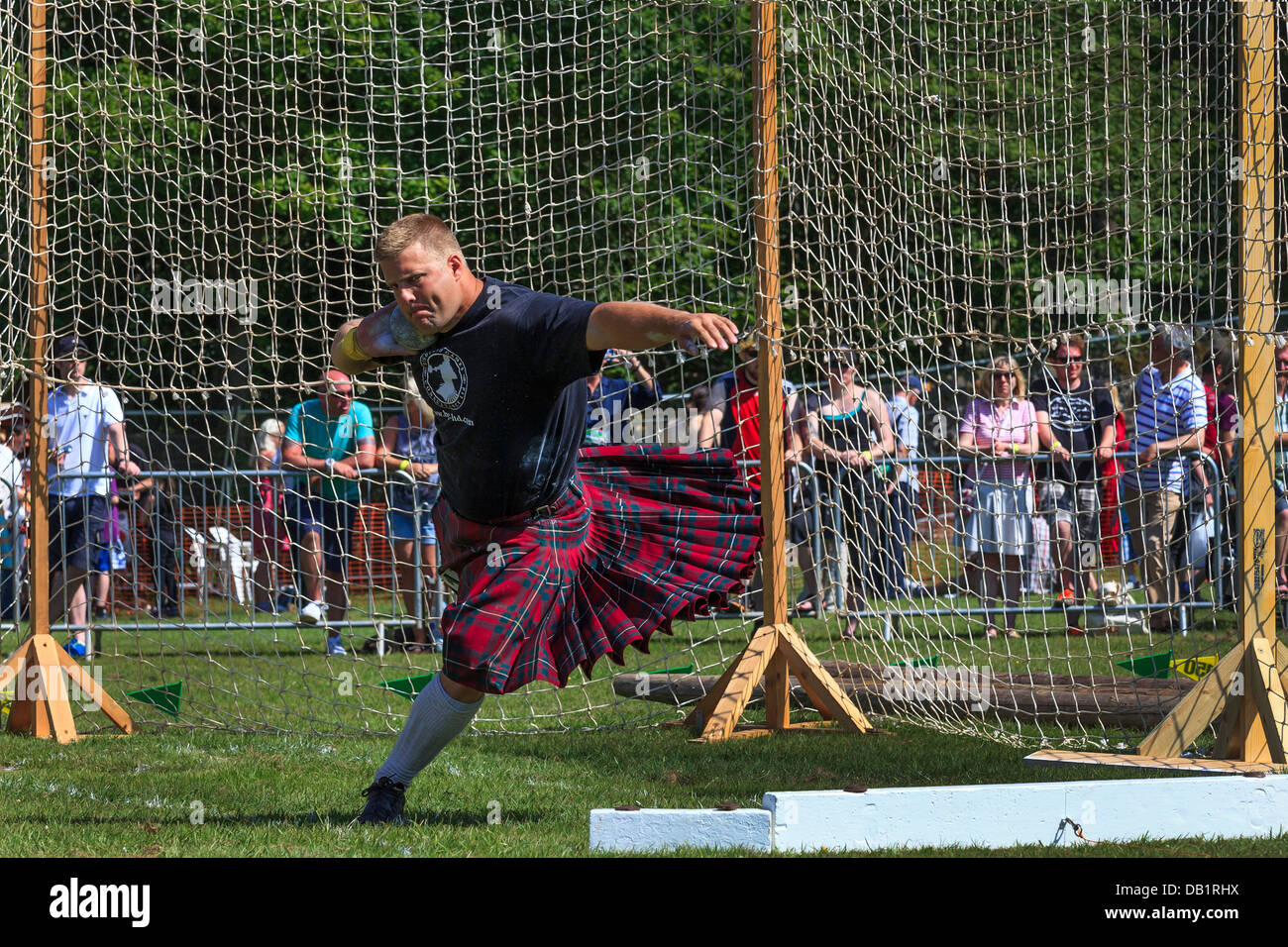 Wettbewerber werfen den Ball 16 Pfund in den traditionellen schottischen Wettbewerb bei den Highland Games, Loch Lomond, in der Nähe von Glasgow, Stockfoto