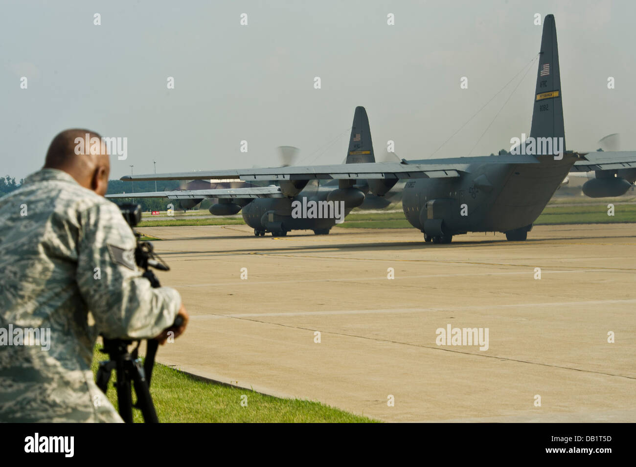 US Air Force Tech Sgt. Jerome Turner mit der 4. bekämpfen Kamera Geschwader, März ARB Kalifornien dokumentiert dem Weggang von zwei US Luftwaffe c-130 Herkules Transportflugzeug mit 911th Airlift Wing, Pittsburgh International Airport Air Reserve Station, Corao Stockfoto