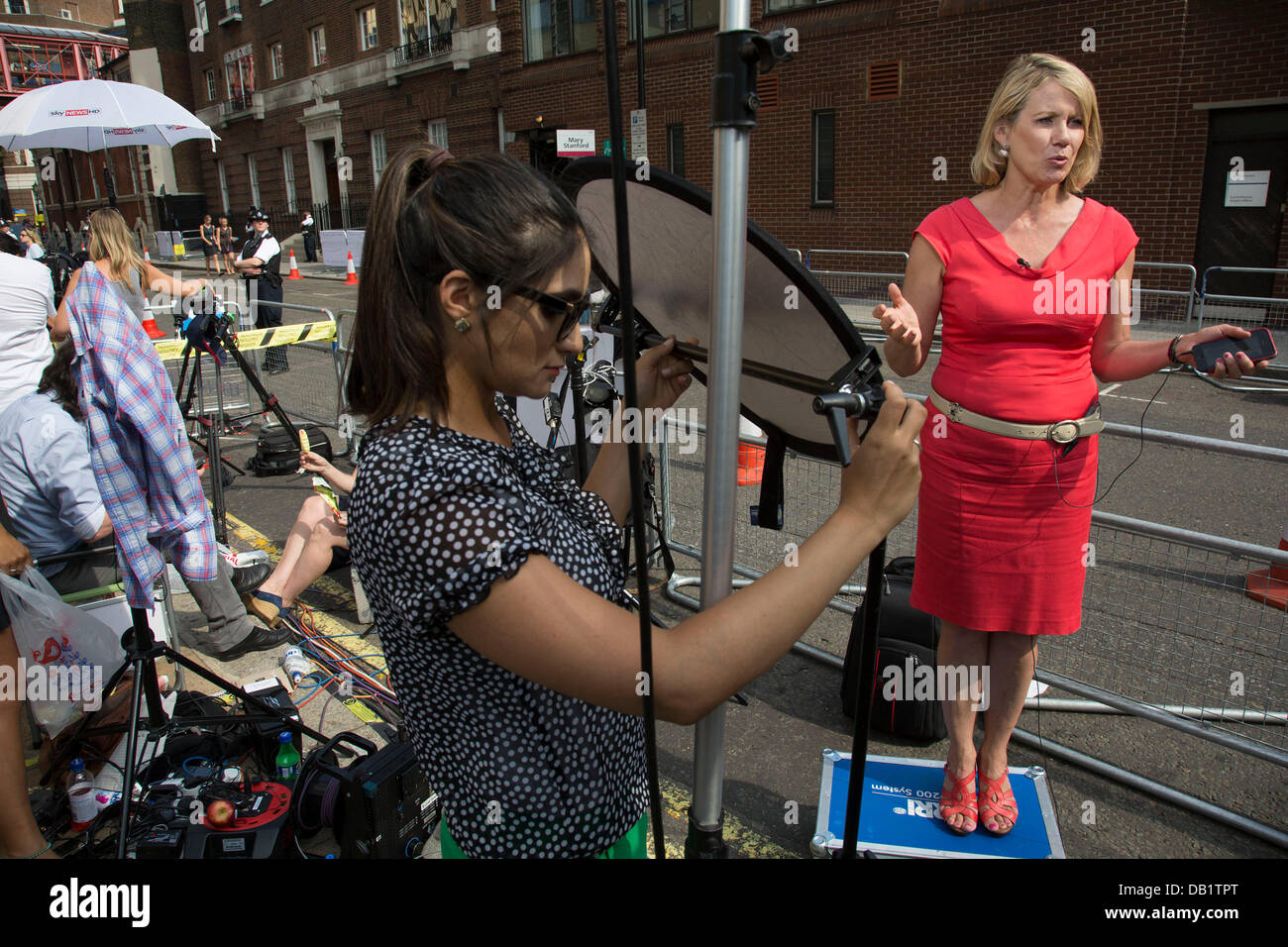 London, UK. Montag, 22. Juli 2013. TV-Nachrichtensprecher ein Stück Kamera schießen. Medienrummel außen Str. Marys Krankenhaus in London auf den Tag, den Kate Middleton Herzogin von Cambridge ins Krankenhaus aufgenommen wurde, nachdem man in Deutschland zum Arbeitsdienst. Sofort die globalen Medien-Dorf begann zu mit Aktivität buzz und öffentlichen Royalist in Zahlen zu gelangen. Bildnachweis: Michael Kemp/Alamy Live-Nachrichten Stockfoto