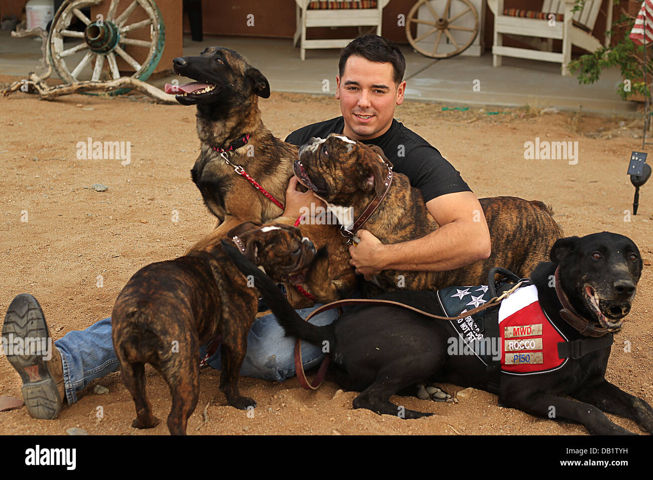 Ryan Carr bekam seinen ersten Hund, als er 7 war. Sie war ein Labrador namens Gabby und Ryan mochte Gabby; Sie war nicht seine Art des Hundes. Es war nicht bis 2007, wenn Ryan in Falludscha mit 2. Bataillon, 7. Marineregiment, sah er einen k-9-Handler bereitgestellt wurde ein Stockfoto
