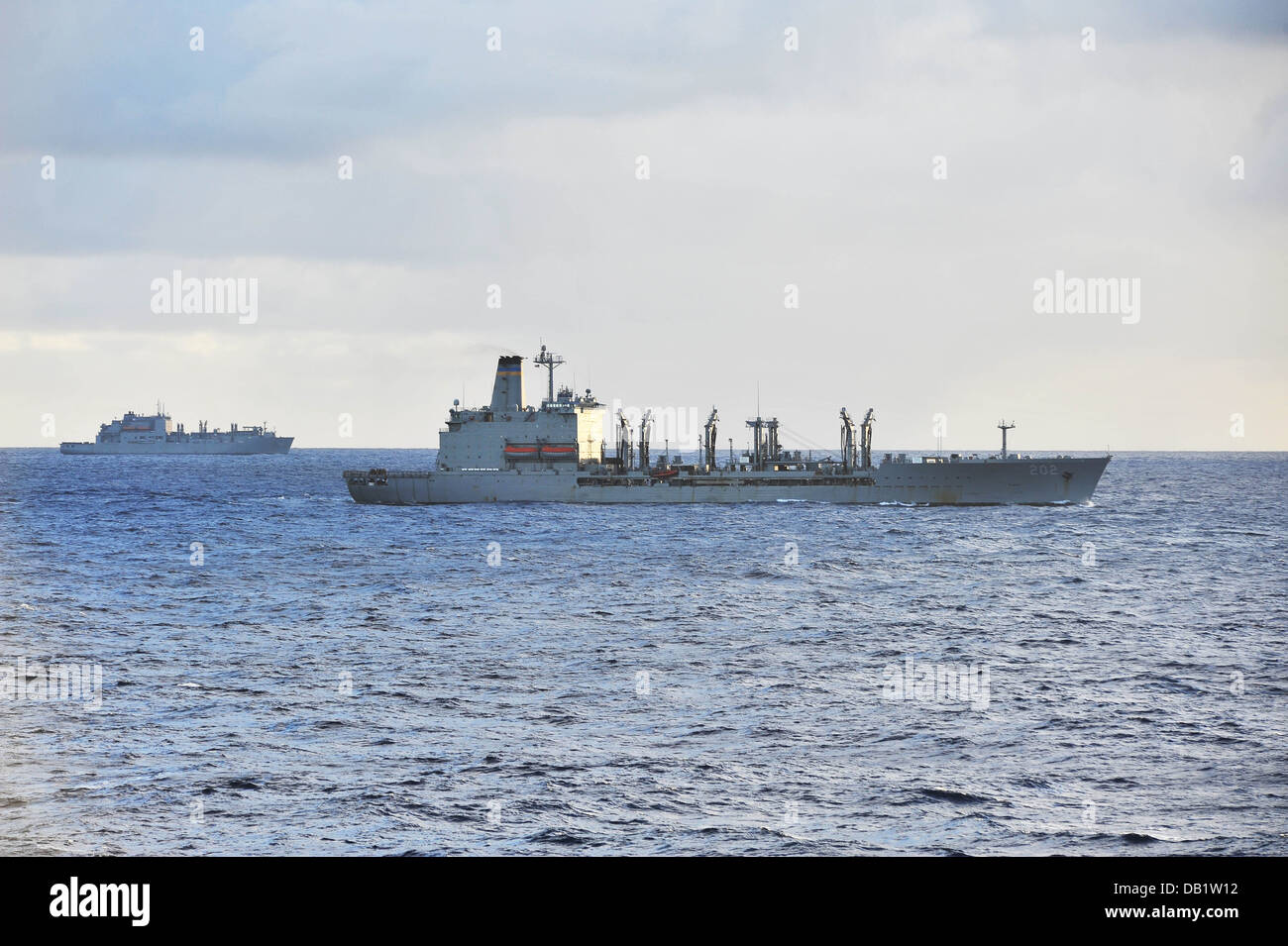 Military Sealift Command Flotte Nachschub Oiler USNS Yukon (T-AO 202), rechts, und trockene Ladung und Munition Schiff USNS W Stockfoto