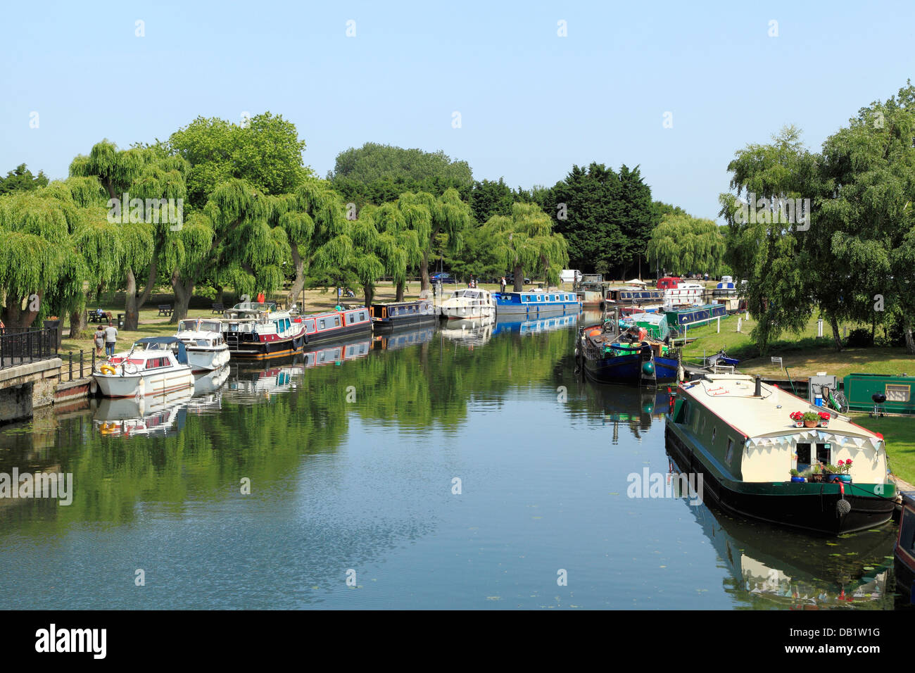 Ely, Fluss Ouse, Kähne und Boote, englische Flüsse am Flussufer Kneipen Gaststätten Pub, Cambridgeshire England UK Stockfoto