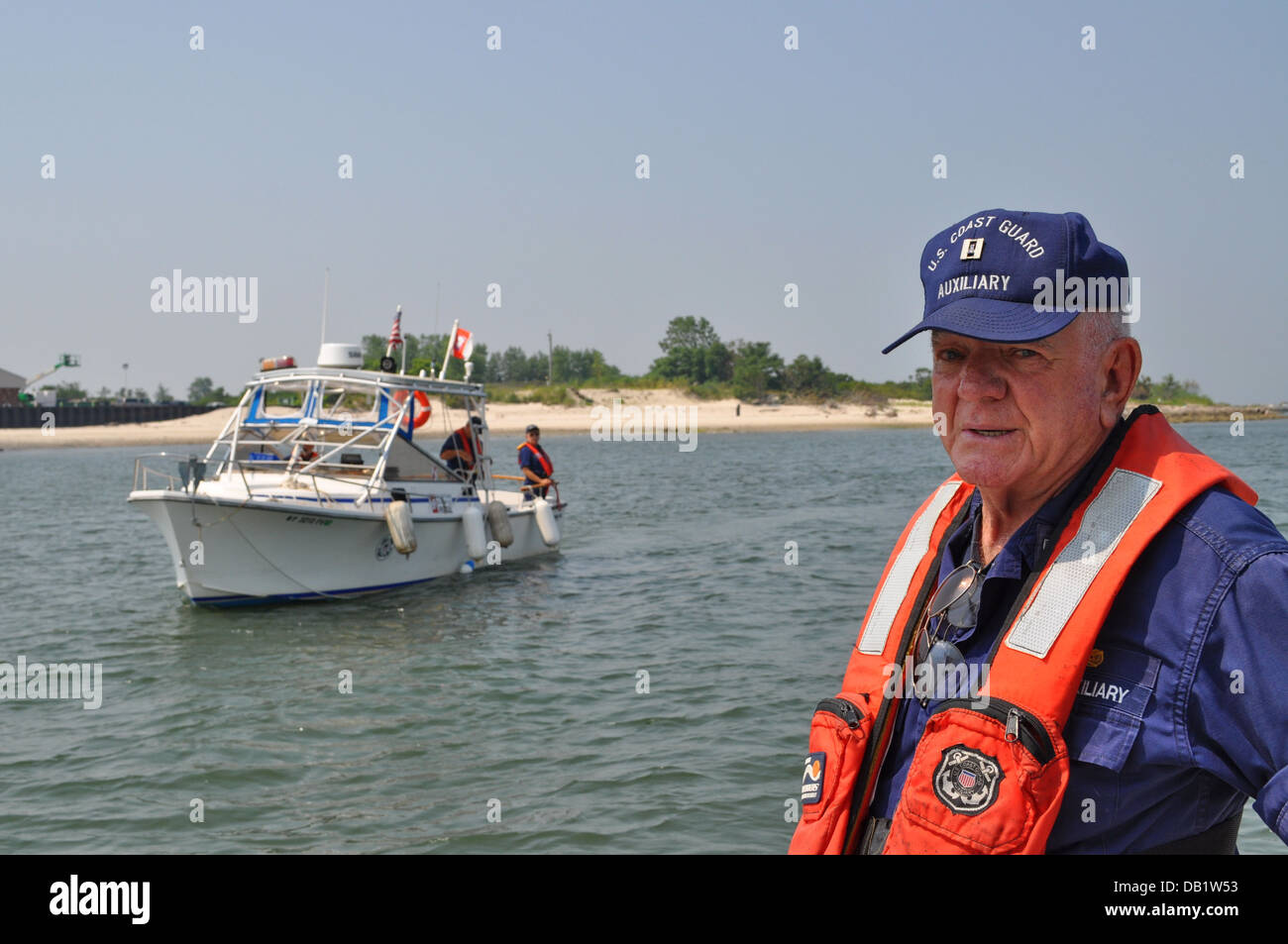 Auxiliarist Bill Kelly, ein Steuermann für Coast Guard Hilfs Flottille 13 / 09, steht die Suche während der Durchführung Abschleppen Bohrer in der West End Boat Basin, N.Y., 19. Juli 2013. Lokale Hilfs-Besatzungen führen zwei-Boots-Training auf einer regelmäßigen Basis, Haupt zu helfen Stockfoto