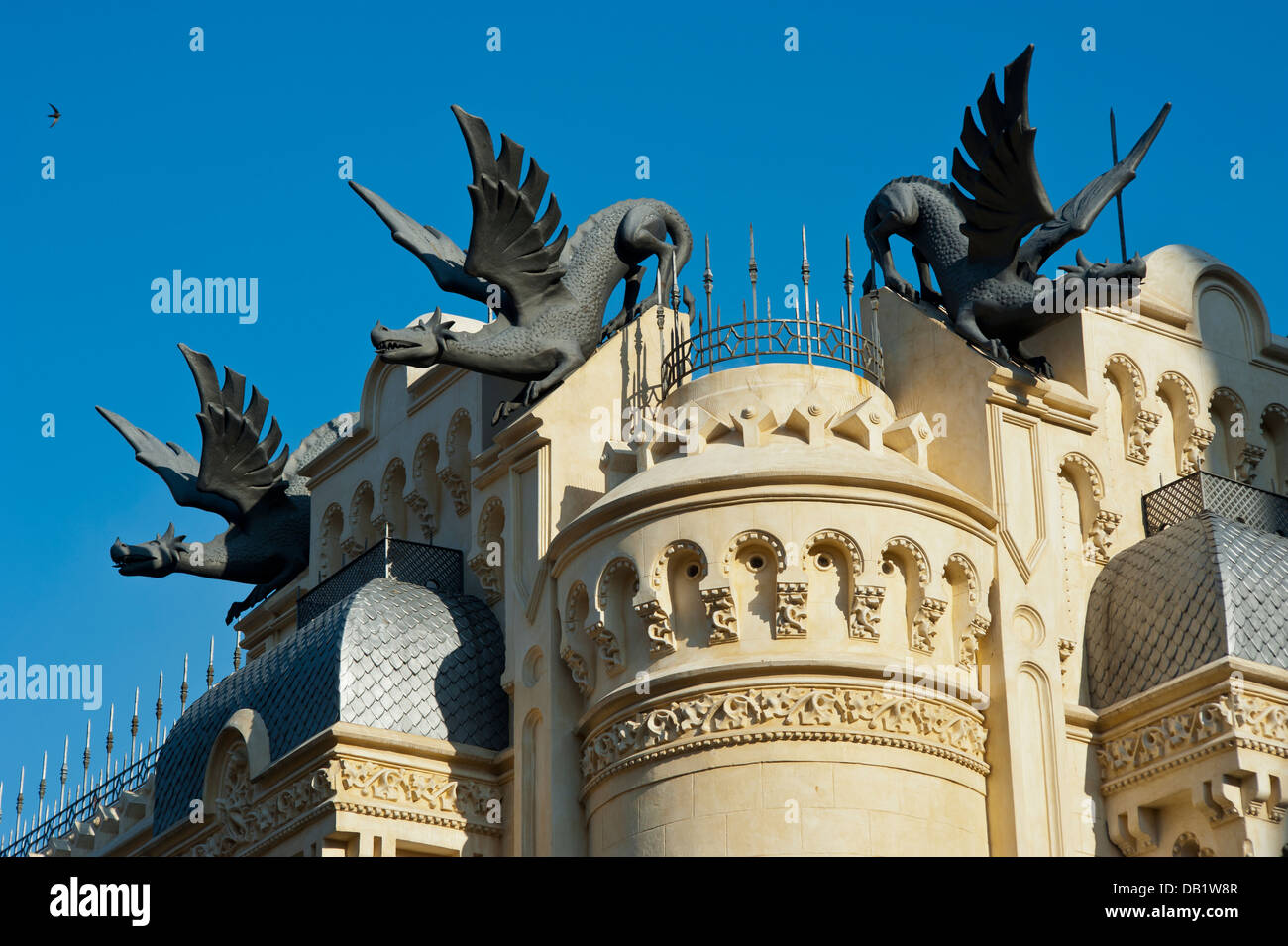 Casa de Los Dragones, (Haus der Drachen) von dem Architekten Cortina Pérez... Ceuta. Spanien. Stockfoto