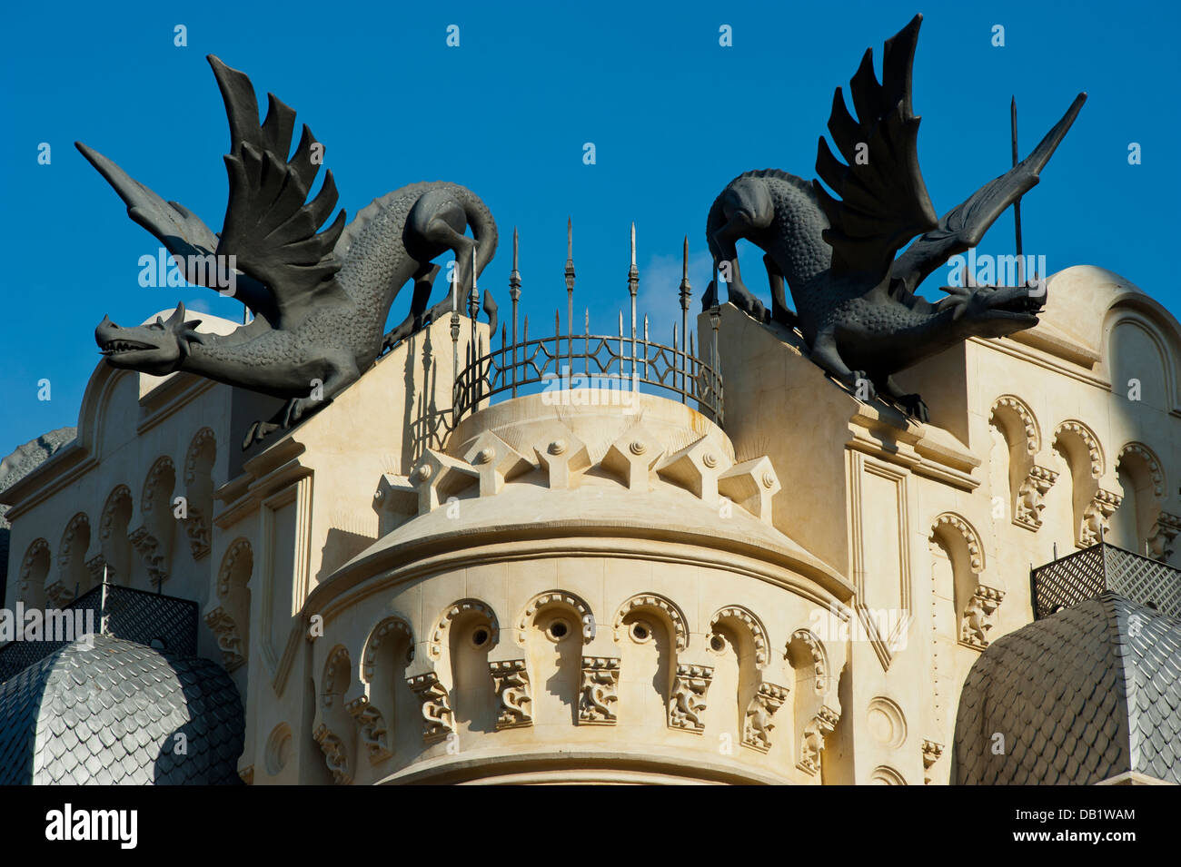 Casa de Los Dragones, (Haus der Drachen) von dem Architekten Cortina Pérez... Ceuta. Spanien. Stockfoto