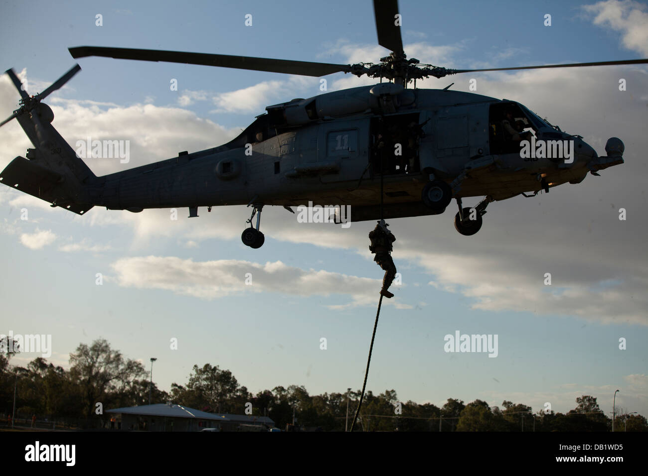 Ein US-Marine Talisman Saber 2013 Fast-Seile aus einem HH - 60H Sea Hawk zugewiesen, die Universe der Hubschrauber Meer bekämpfen Support Squadron (HSC) 85, 15 Juli beteiligt. Talisman Saber ist eine Biennale Übung, die multilaterale Zusammenarbeit Wette erhöht Stockfoto