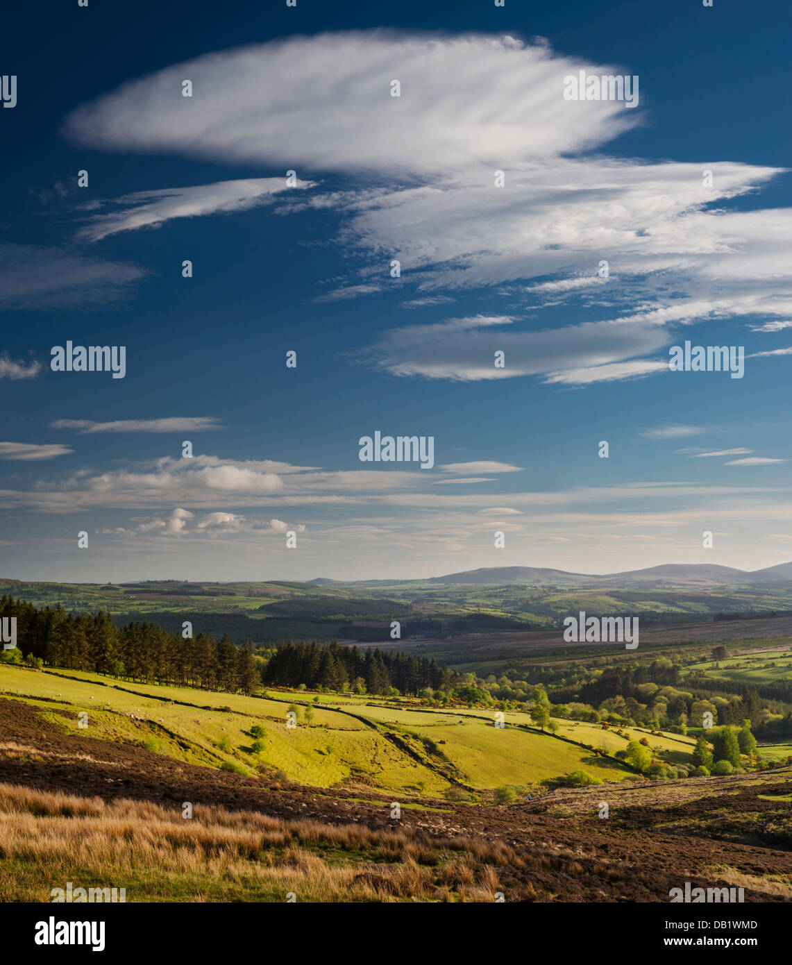 Linsenförmige Wolken über Glendalough Tal, Comeragh Mountains, Grafschaft Waterford, Knockmealdown Mountains im Abstand Stockfoto