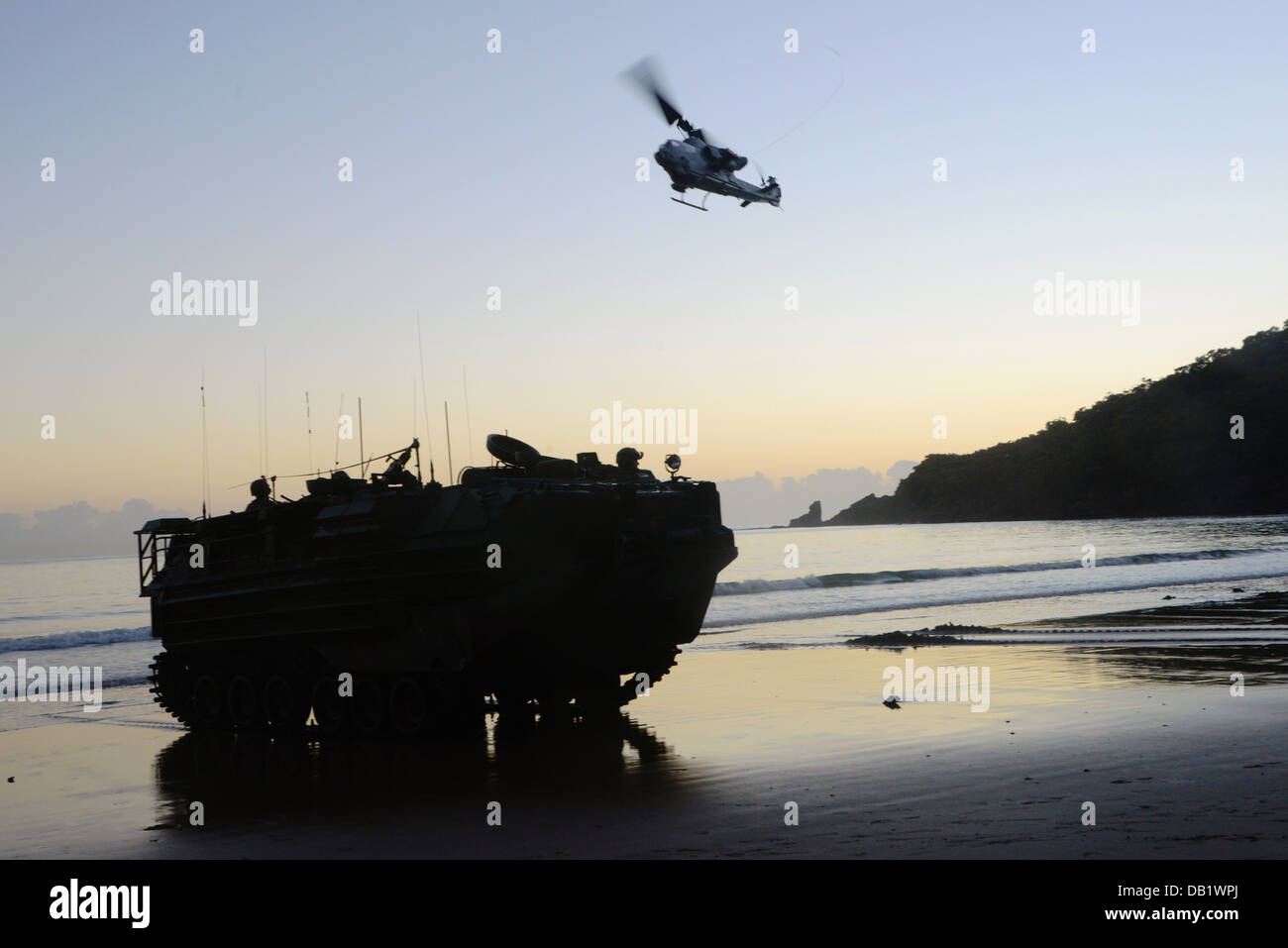 Ein AH1-W Super Cobra, Marine Medium Tiltrotor Geschwader 265 (Stahlbeton), 31. Marine Expeditionary Unit zugeordnet bietet cl Stockfoto