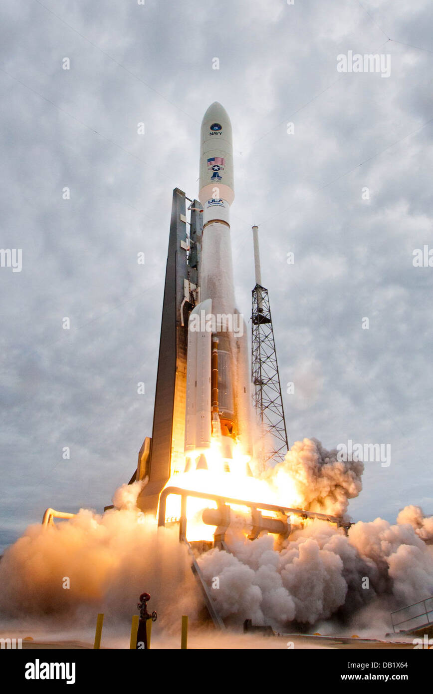 Eine Atlas V-Rakete startet der Marine Mobile Benutzer Ziel System (MUOS) 2 Satelliten aus Raum starten Komplex-41 auf Cape Canaveral Air Force Station, Florida MUOS ist eine nächste Generation Schmalband-taktische Satellitenkommunikationssystem ist zur Stockfoto