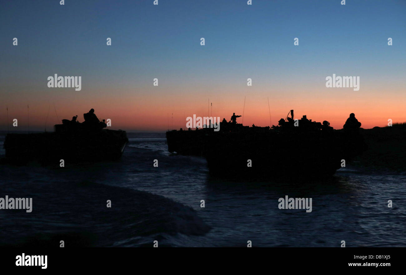 Space-Marines und Segler mit Bravo Company, Battalion Landing Team 1/4, 13. Marine Expeditionary Unit, Manövrieren auf Green Beach Amphibious Assault Fahrzeug 7, während der frühen Stadien des letzten Raid für zusammengesetzte Einheit Übung, an Bord Mar Stockfoto