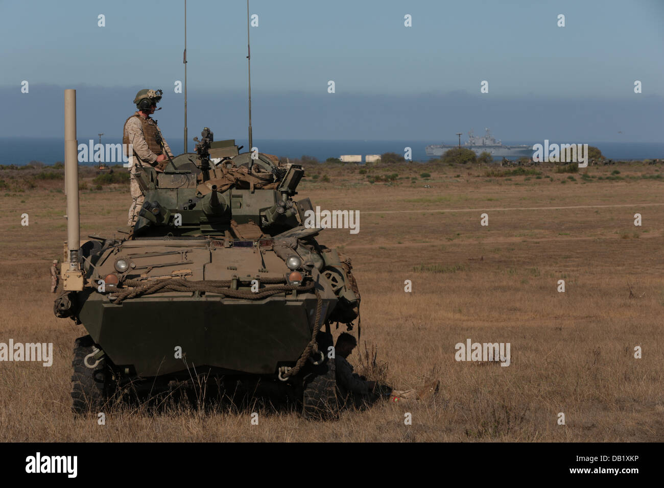Eine Marine mit Light Armored Reconnaissance Company, Battalion Landing Team 1/4, 13. Marine Expeditionary Unit, führt commun Stockfoto