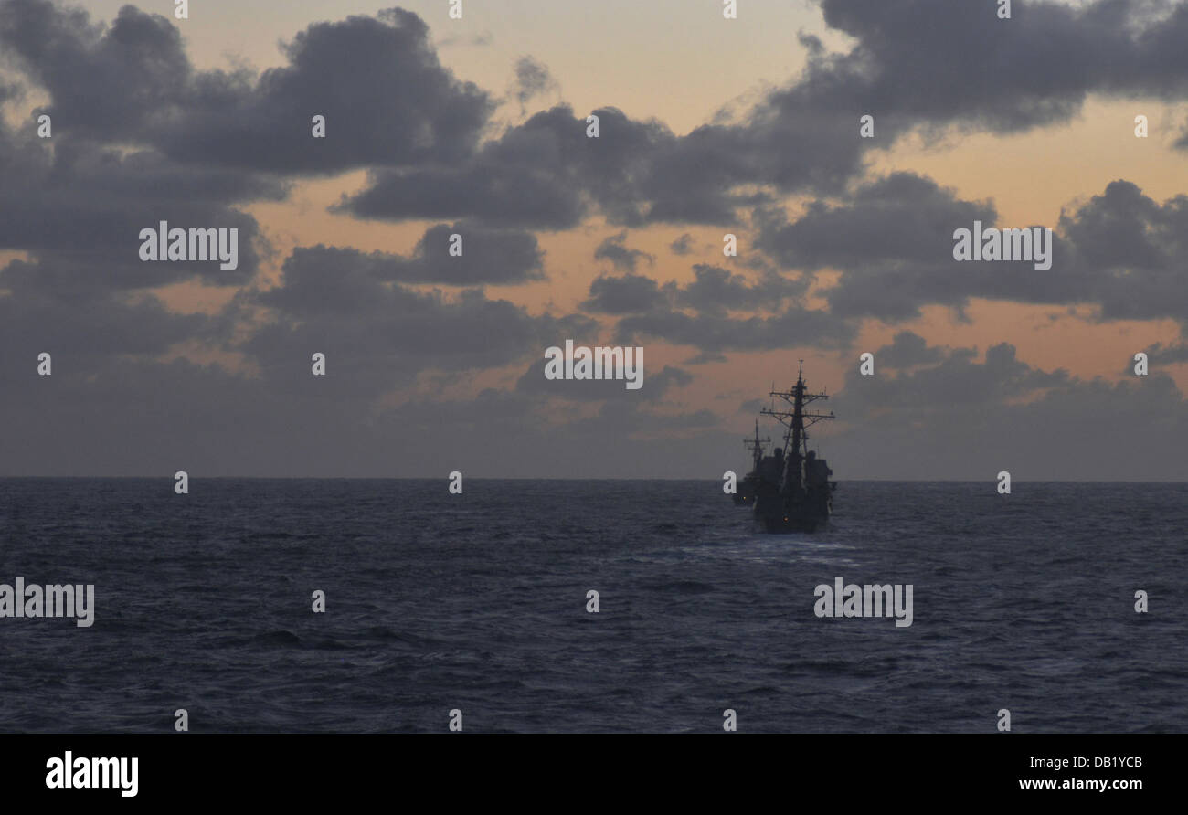 Arleigh-Burke-Klasse Zerstörer USS Momsen (DDG-92) (rechts) und Royal Australian Navy geführte Flugkörper Fregatte HMAS Sydney (FFG-03) Stockfoto