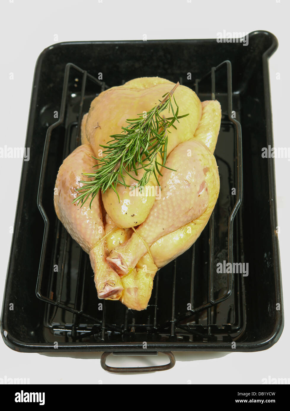 Ein Huhn mit Rosmarin in einer Schale Backen Stockfoto