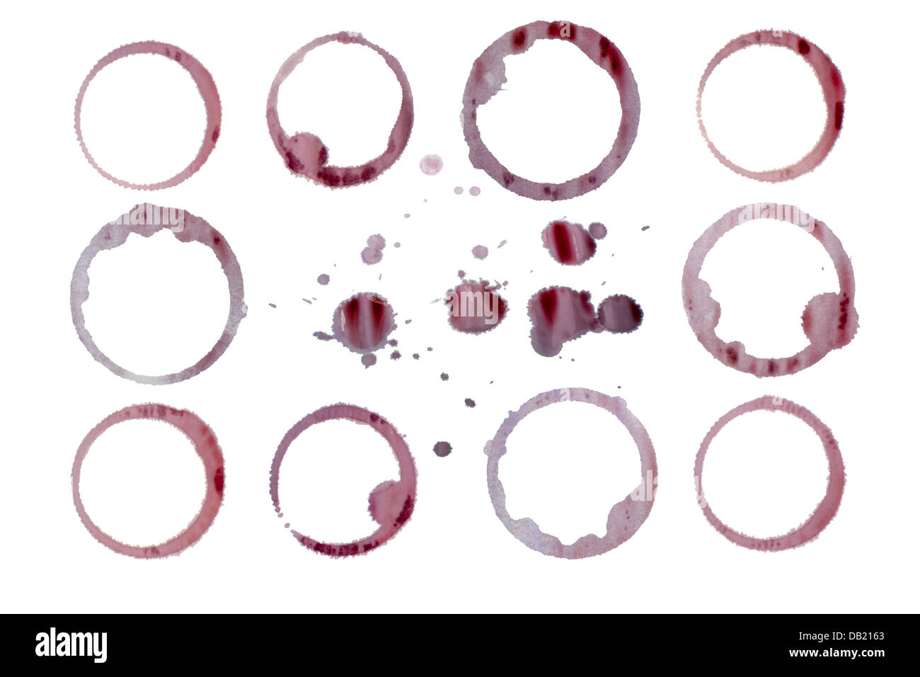 Satz von Rotweinflecken und Tröpfchen: 10 separate Beschneidungspfade jeder Fleck plus Tropfen und eine komplette Stockfoto
