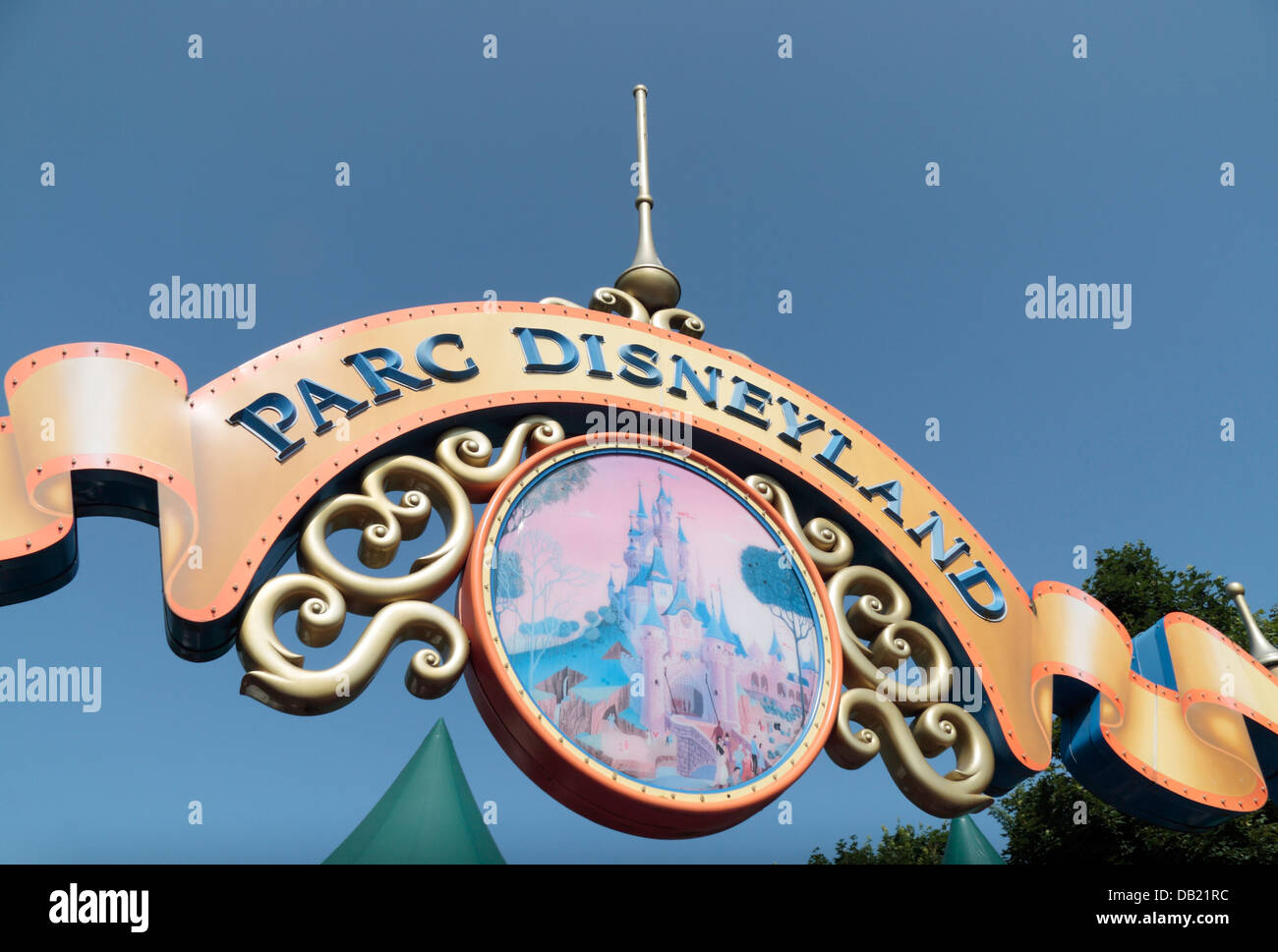 Schild über dem Eingang zum Parc Disneyland (Disneyland Paris), Marne-la-Vallée, in der Nähe von Paris, Frankreich. Stockfoto