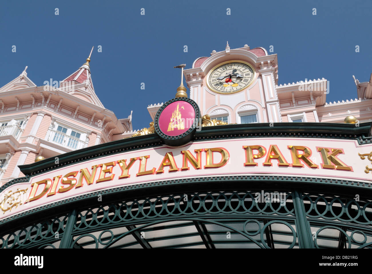 Melden Sie sich über dem Eingang zum Disneyland Park, Disneyland Paris, Marne-la-Vallée, in der Nähe von Paris, Frankreich. Stockfoto