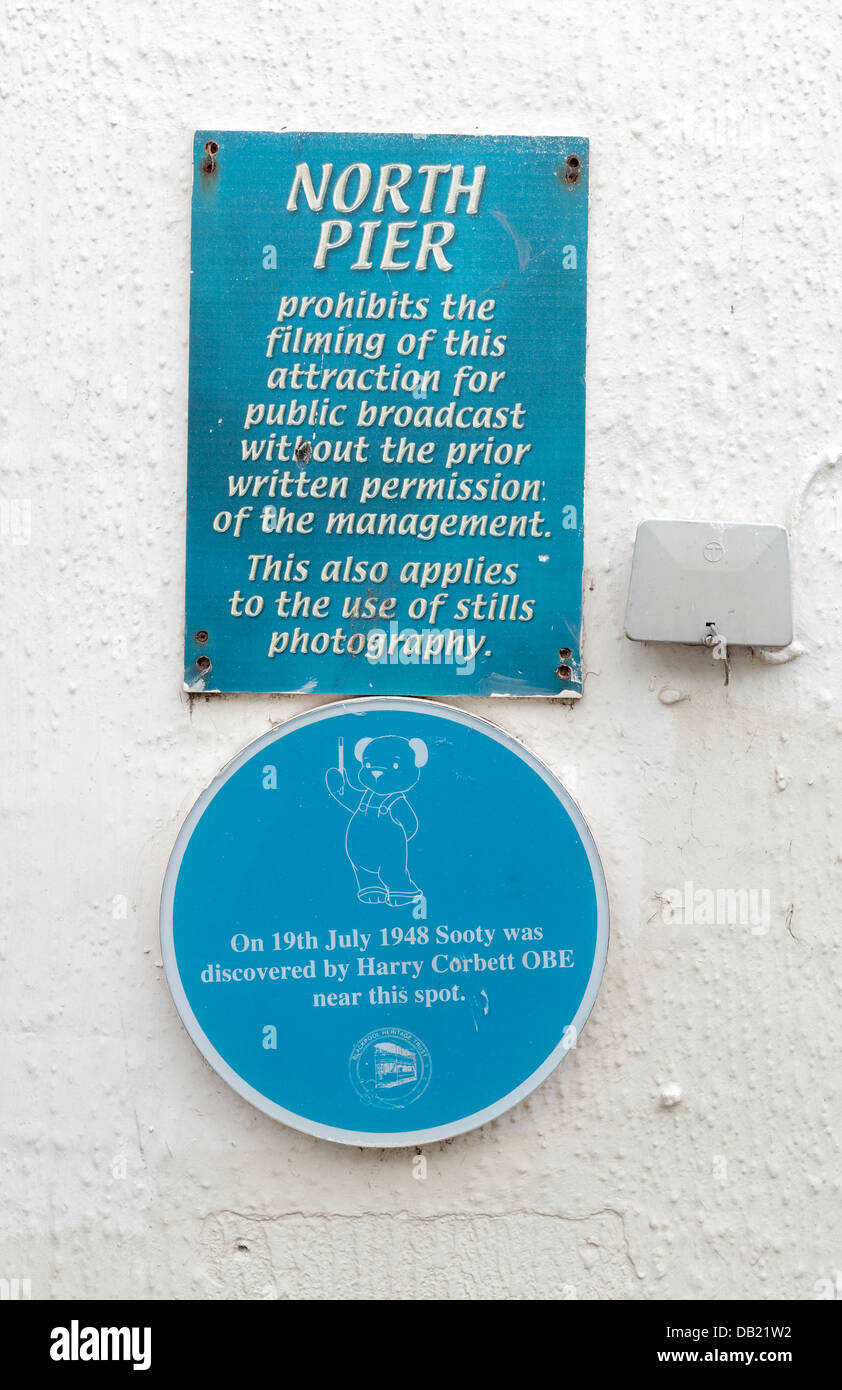Gedenktafel an der Nordpier, Blackpool. zeigen, wo Harry Corbett zuerst die rußige Marionette gefunden. Stockfoto