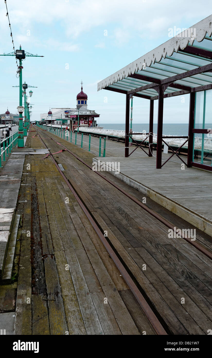 Desolate Blackpool North Pier aus Saison, leeren Pier und Straßenbahnlinie in Reparatur. Stockfoto